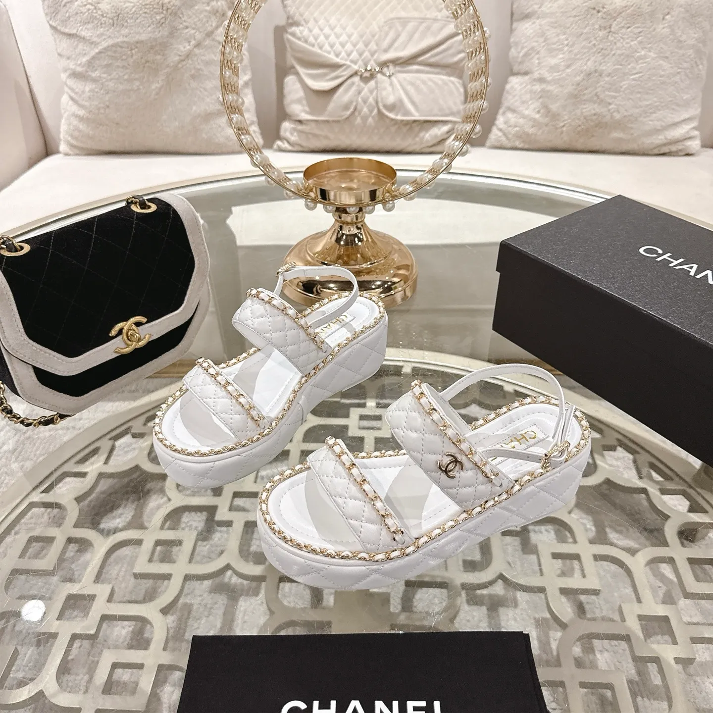 👟👟Ex-factory price 600👟👟 𝐂𝐇𝐀𝐍𝐄𝐋 | Xiaoxiang 25𝐬𝐬 🦋2025 Spring and Summer New Products Counter Classic Xiaoxiang Double C Diamond Chain Slippers Series New〰 🍬 The absolute best in the BS fashion circle. Matching will perform meticulously Minimalist, classic elements that will never fade away 💋 Show unique dressing style, too beautiful to say anything. A must-have for summer... Upper: Original high-customized lambskin Lining: Imported mixed sheepskin lining Outsole: Original molded non-slip outsole Shoe size: 35-39 (34.40.41.42 customization is not returnable)